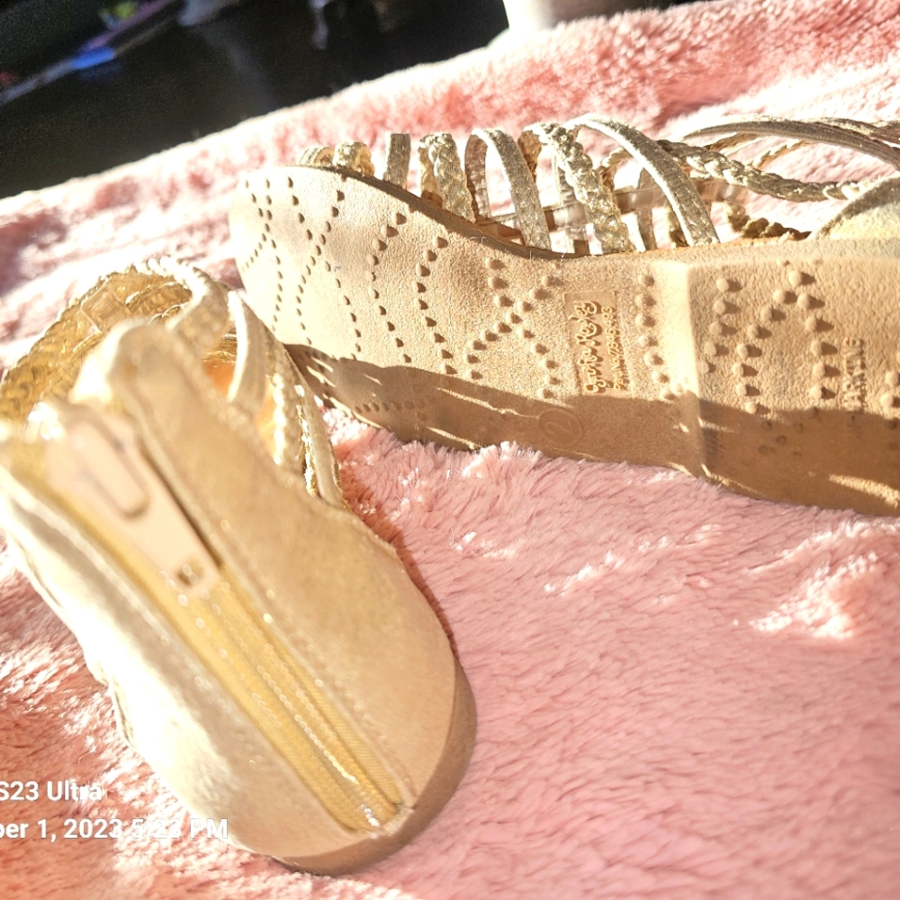 Cynthia Rowley girls gold/tan sandals Size 2